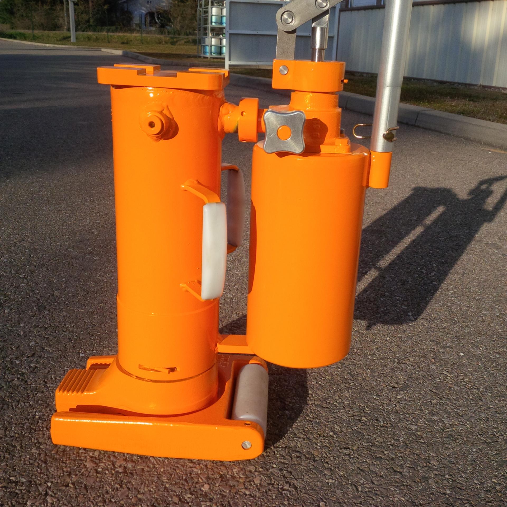 Cric hydraulique solide pouvant soulever 5 ou 10 Tonnes - Fetra